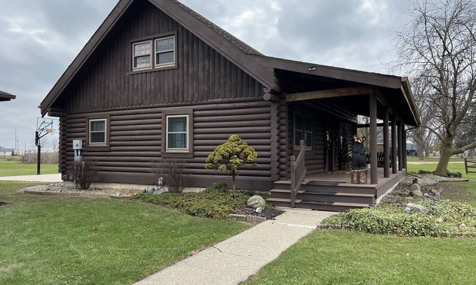 Stony Ridge Cabine | Cozy Perrysburg Cabins - Modern 2 Bedroom with Large Loft & Sleep#Bed!