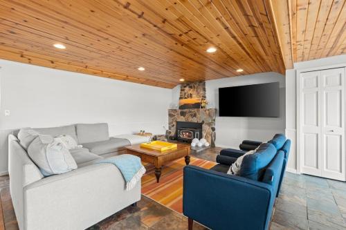 White Lake Maison | Cozy Pet-Friendly Condo l Pool l Dock l Walk to Parks