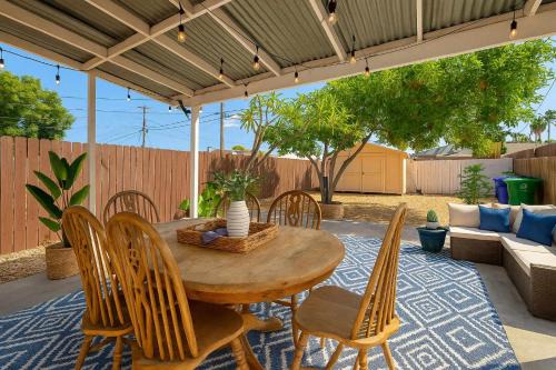 City Heights Maison | Cozy Pet Friendly Escape with Outdoor Dining