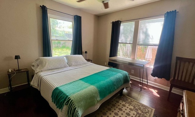 Chestnut Maison | Cozy & pet friendly! Perfect Location, Mueller / MLK station.