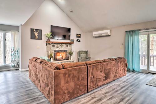 Mount Pocahontas Maison | Cozy Poconos Escape Pool Access and Pet-Friendly!