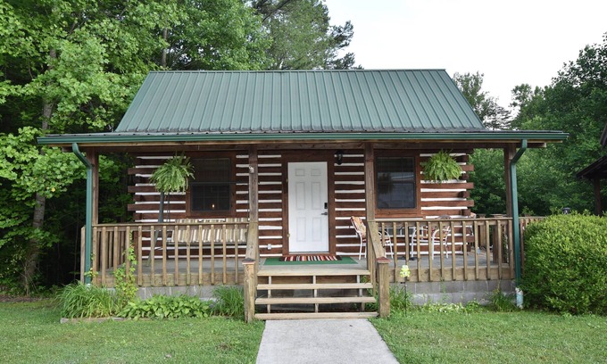 Woodbine Cabine | Cozy Pondside Cabin five minutes from Laurel Lake