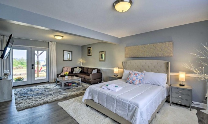 South Colby Appartement | Cozy Port Orchard Home with Grill and Fire Pit!