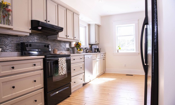 Wellington Maison | Cozy Prince Edward County home with a pool, near the beach