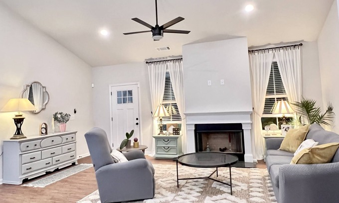 Commerce Maison | Cozy, private home in a wooded area in the heart of downtown Commerce