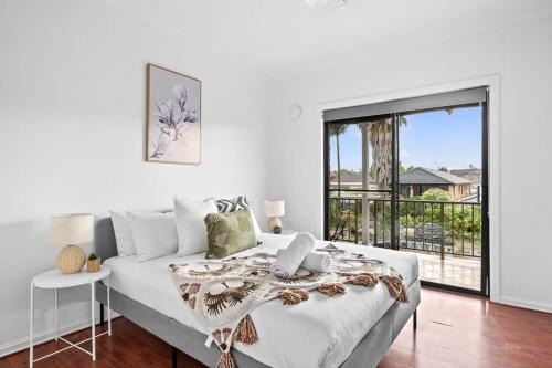Bankstown Maison | Cozy Private Double Room - Near Stations & Shops - Shared Bathroom