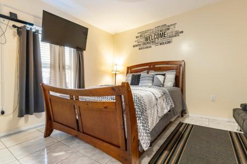 Fairvilla Maison | Cozy Private Entry Apt with a Full-Size Kitchen