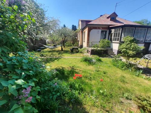 Zasulauks Maison | Cozy private house with a yard & parking