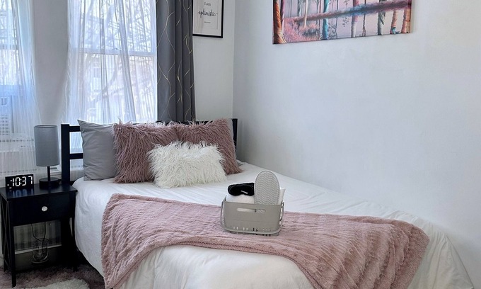 Hicksville Cabine | 🎀 Cozy Private Room 👣 Near LIRR & Shops 🛜 Fast Wi-Fi