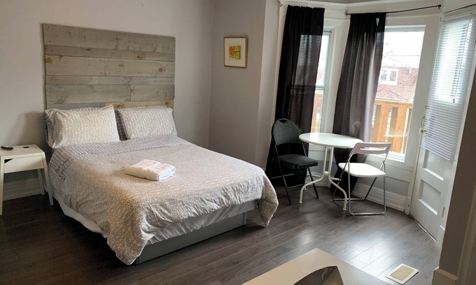 Upper Beaches Appartement | Cozy Private Studio Apartment with Private Outdoor Deck