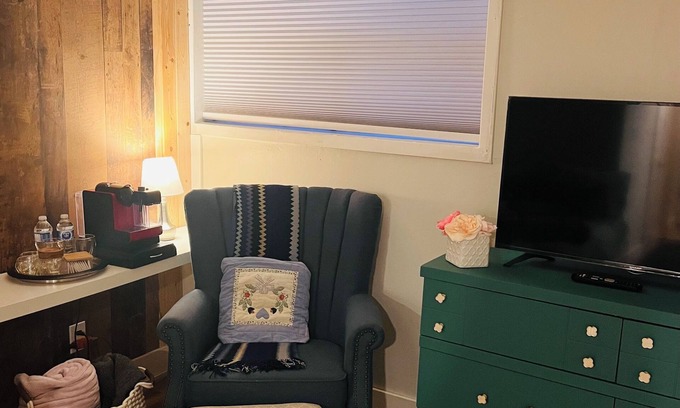 East York Appartement | Cozy private studio, ensuite bath & free parking