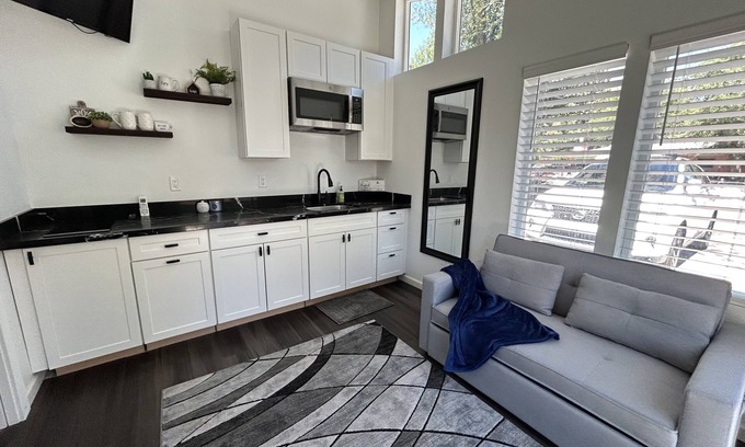 Swiss Manor Appartement | Cozy, Quaint and Sophisticated Loft Style Tiny Home!