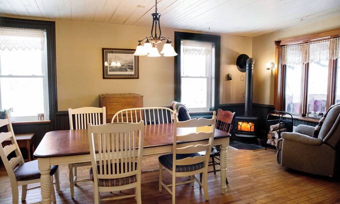 Godmanchester Autre | Cozy Quebec Farmhouse Retreat — Firepit, Meadow Views & Starry Nights