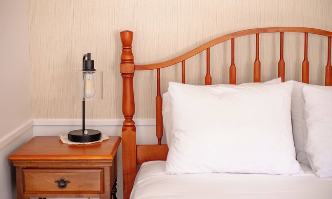 Francestown Cabine | Cozy Queen Room in Inn on Crotched Mountain