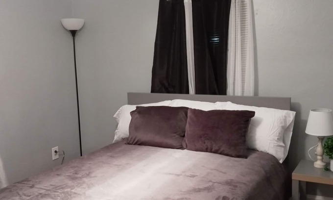 University City Maison | Cozy, quiet,clean home settings