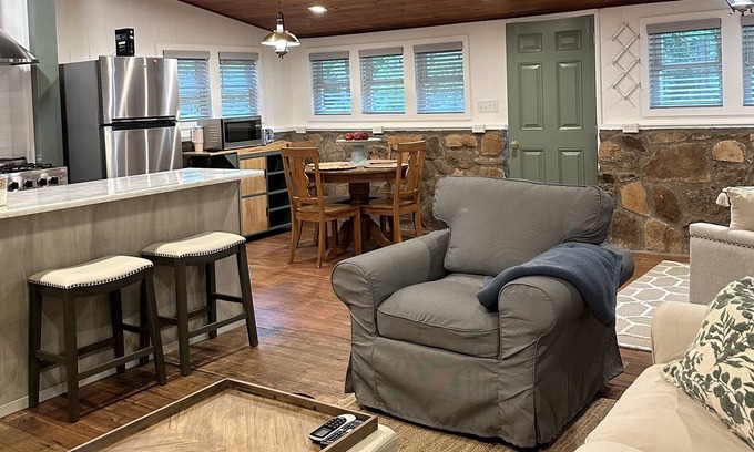 Rocky Bottom Cabine | Cozy quiet Sassafras Mountain Cabin Near Table Rock and Amazing Waterfalls