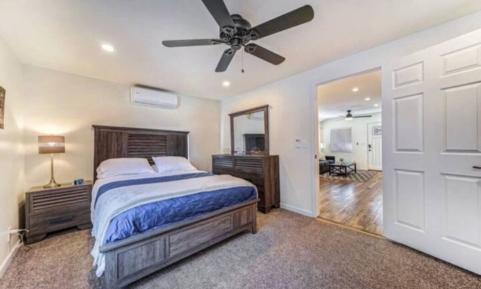 Globe Maison | Cozy, Quiet, Updated Home * KING Master Bedroom * Wifi * close to hospital/mines