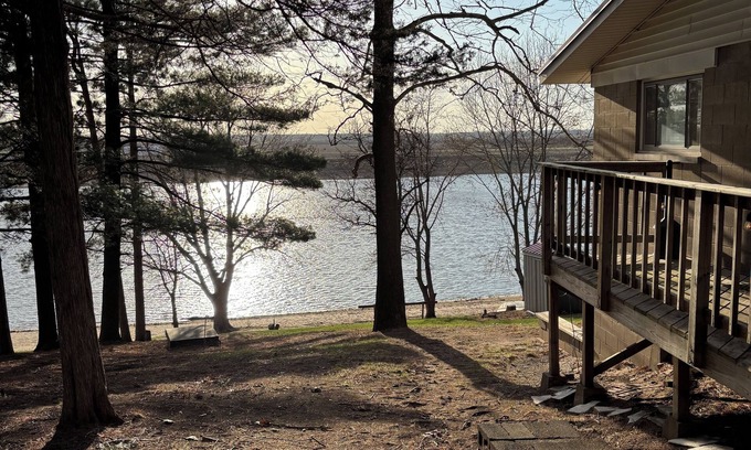 Buffalo Prairie Cabine | Cozy Quiet Water front Cabin for the perfect get away. 5 minutes from town.