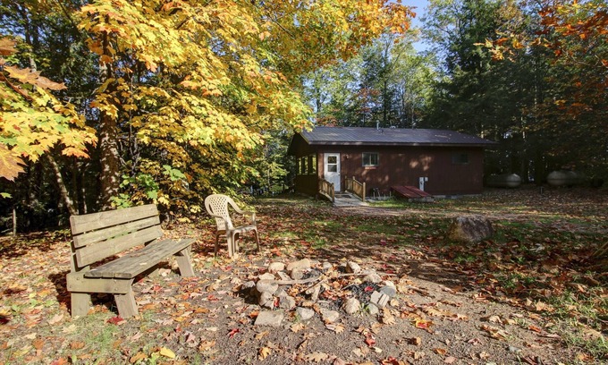 Lac du Flambeau Cabine | Cozy, quiet, Wisconsin Northwoods Lakeside Cabin w/private dock. Pet friendly