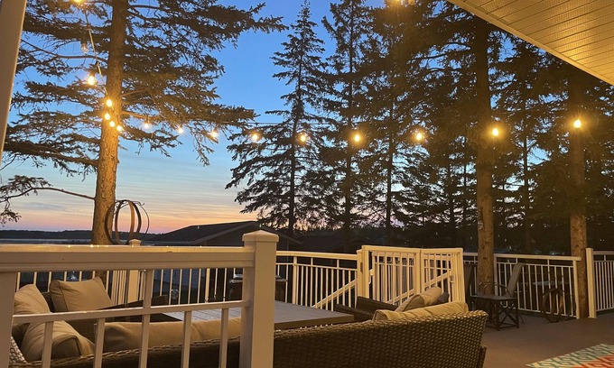 Central Alberta Cabine | Cozy Quiet Year-Round Cottage on the Lake w/ Hot Tub