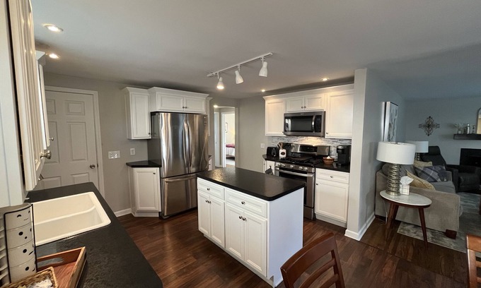 Tonawanda Maison | Cozy ranch in safe neighborhood. Perfect location for Buffalo/Niagara Falls.n