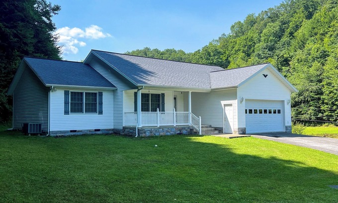 Wolfe Maison | Cozy ranch style home close to Virginia Spearhead and Hatfield McCoy Trailheads