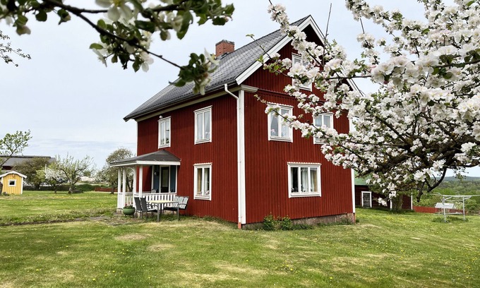 Gullringen Chalet De Ski | Cozy red cottage in the countryside outside Vimmerby I SE05038