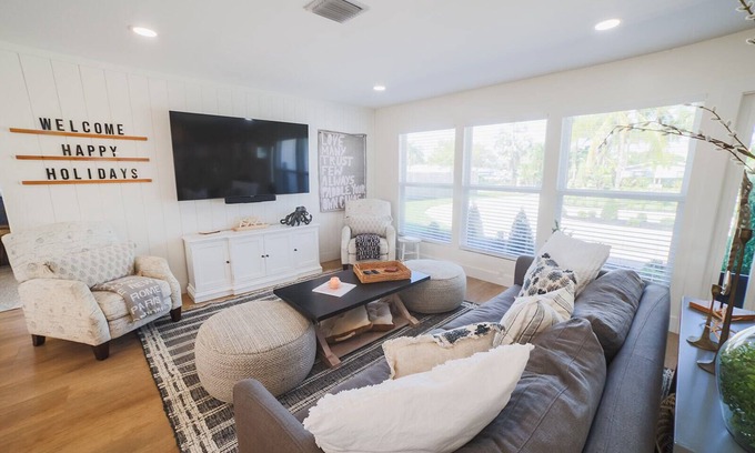 Jupiter Maison | Cozy Remodeled Cottage Pool home close to Beach
