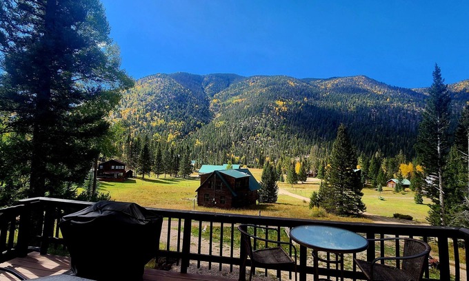 Red River Cabine | Cozy retreat in Hidden Valley, 10 minutes to Red River!