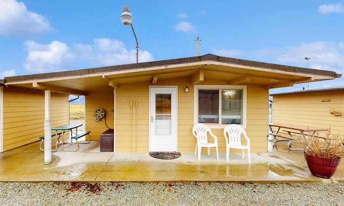 Mount Vernon Appartement | Cozy riverside cabin with kitchenette & laundry facilities - dog-friendly
