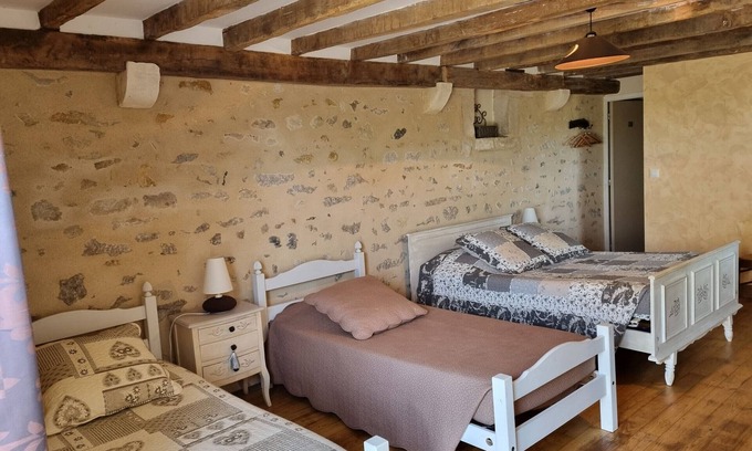 La Berthenoux Lit Et Petit-Déjeuner | Cozy room in Berry with homemade breakfast