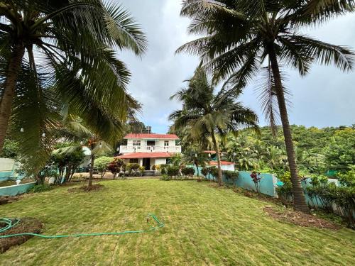 Canacona Maison | Cozy room in hill view villa with lush green lawn