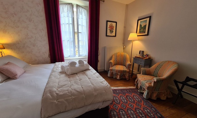 Chateauroux Lit Et Petit-Déjeuner | Chambre chaleureuse "Toscane" avec lit 160cm, salle d'eau privative et petit-déjeuner inclus.