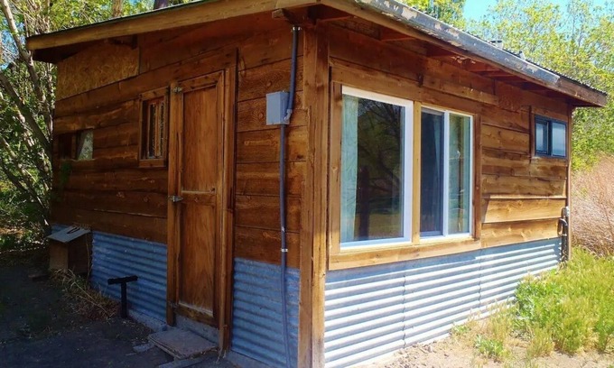 Cedarville Cabine | Cozy Rose Cabin in charming Surprise Valley with WiFi access