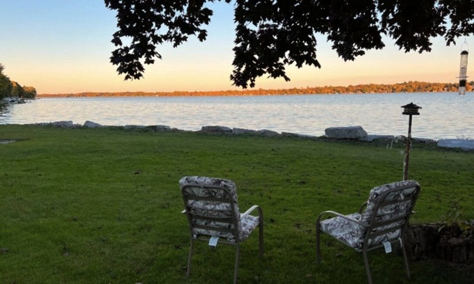 Valentia Maison | Cozy Rustic Charm: Your Perfect Lakeside Cottage Getaway
