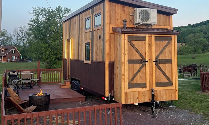 West Milton Maison | Cozy Rustic Tiny House @ the Horse Stable w/horse back trail riding & more!