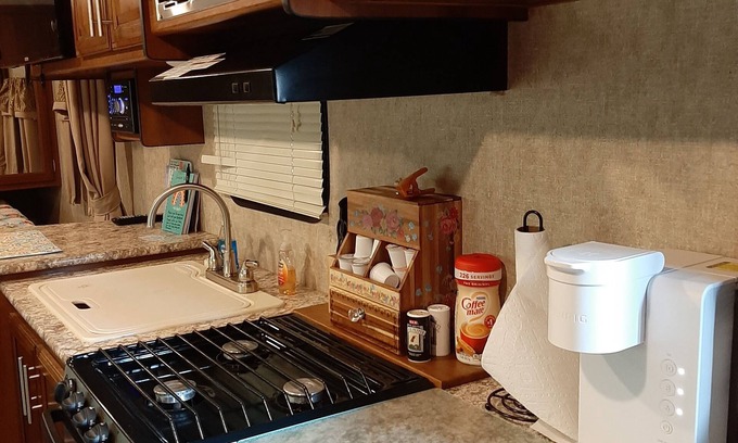 Somerville Maison | Cozy RV at entrance to Lake Somerville