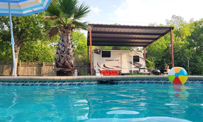 Park Ridge Maison | Cozy RV in amazing Austin with AC, WiFi, Swimming Pool