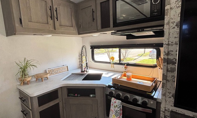 Dallas Maison | Cozy RV in Serene Dallas with ACnwith a private room and 2 bunk beds plus one