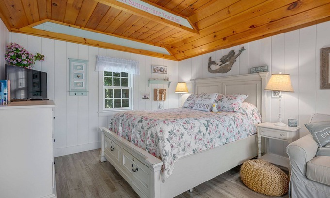 South Yarmouth Cottage | Cozy Seaglass Cottage with Private Beach Access