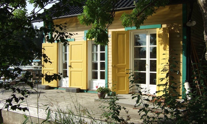 Boo Cabine | Cozy lake cottage on its own jetty at the Salt Lake with its own rowing boat. 25 minutes to Stockholm!