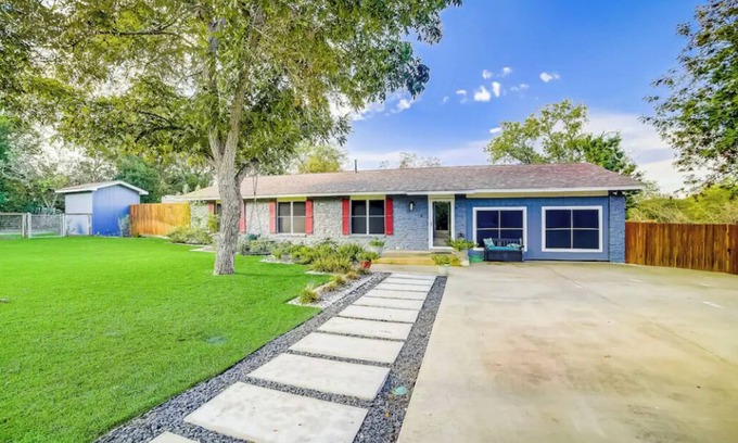 North San Antonio - SAT Maison | Cozy Secluded Home away from Home minutes away from airport / major attractions