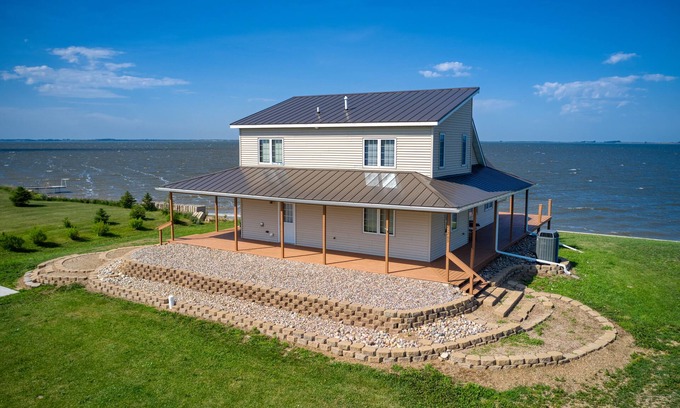 Lake Preston Cabine | Cozy & secluded private beach side home