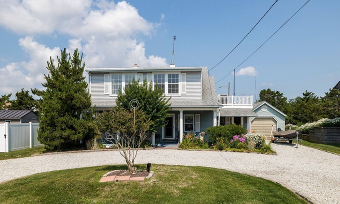 Strathmere Maison | Cozy Shore House, Beach on one side, Bay on the other side