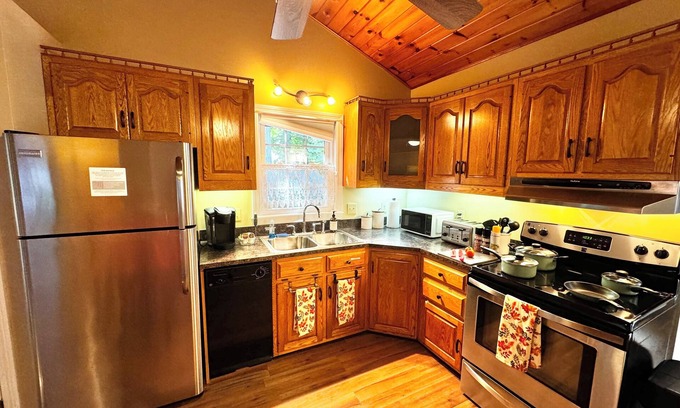 Fitchburg Appartement | Cozy side-by-side 1 bed 1 bath Apartment - Relaxing Getaway