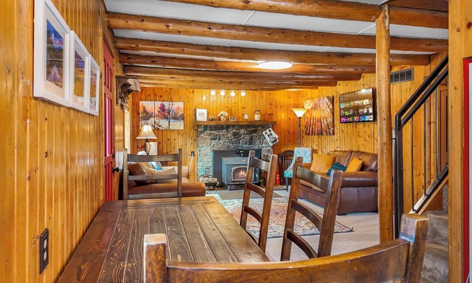 Silverthorne Cabine | Embrace the ultimate winter getaway at the Silverthorne Hummingbird Cabin