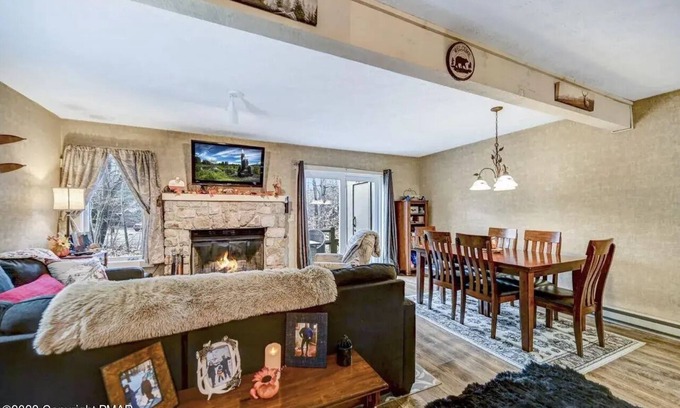 White Haven Maison | Cozy ski retreat on Jack Frost Mountain, just 10-minute walk to ski office!