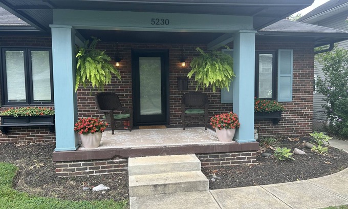 Meridian-Kessler Maison | Cozy Sobro Bungalow in the heart of meridian kessler