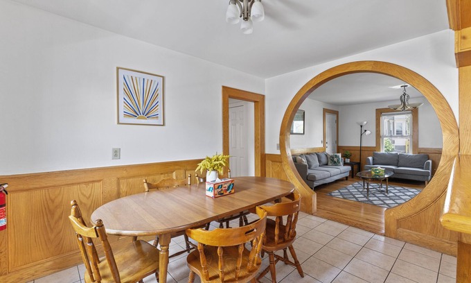 Malden Appartement | Cozy & Spacious 3Br home in Malden/ with free parking and windows AC