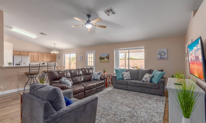Gateway Ranch Maison | Cozy & Spacious 3BR Pet Friendly Single-Story Big Backyard near SanTan Mall